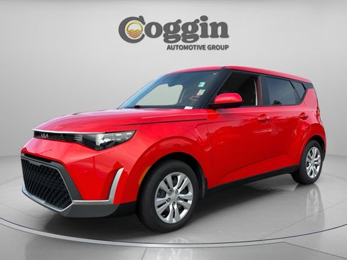 Used 2023 Kia Soul LX image 1