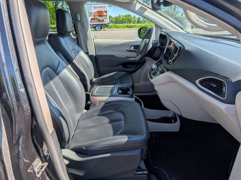 Used 2023 Chrysler Pacifica Touring-L FWD image 20