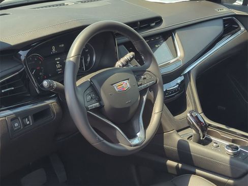 Used 2025 Cadillac XT6 Luxury image 8