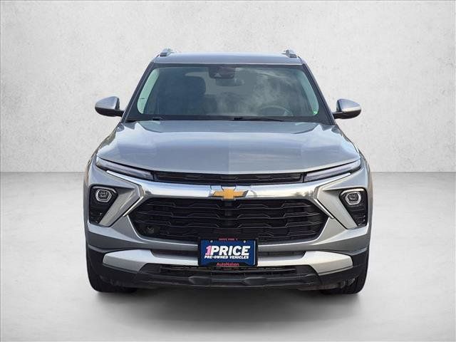 Used 2025 Chevrolet TrailBlazer LT AWD/4WD image 2