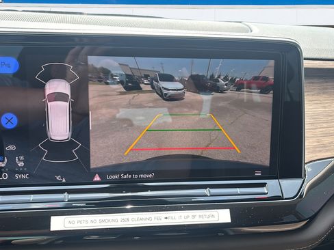 Used 2025 Volkswagen Atlas SEL AWD/4WD image 26