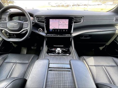 Certified 2024 Jeep Wagoneer Series II w/ Flexible Seating Group image 7