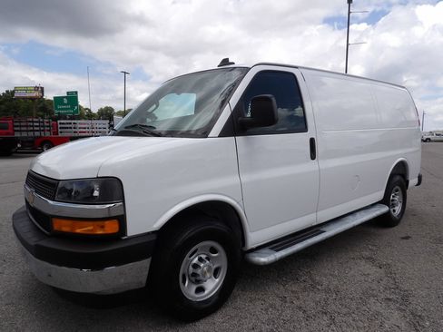 Used 2025 Chevrolet Express 2500 w/ Driver Convenience Package RWD image 3