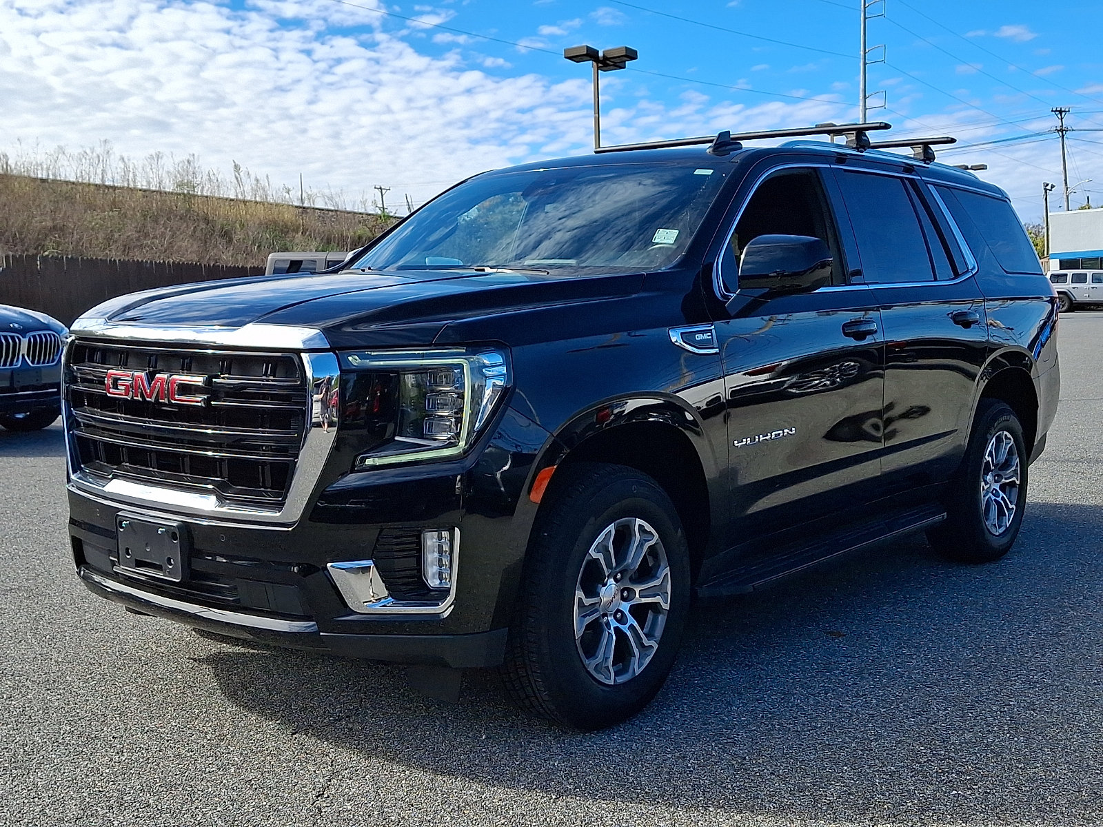Used 2024 GMC Yukon SLE AWD/4WD image 3