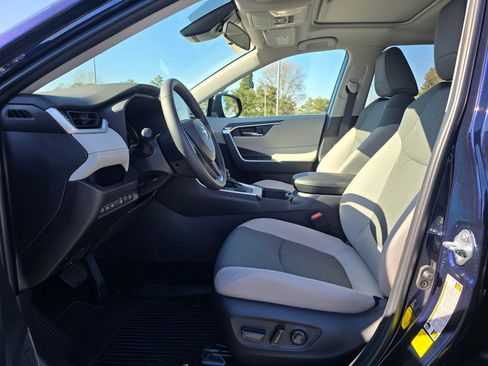 Used 2025 Toyota RAV4 XLE image 19
