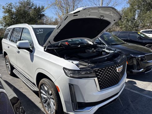 Used 2024 Cadillac Escalade Premium Luxury image 2