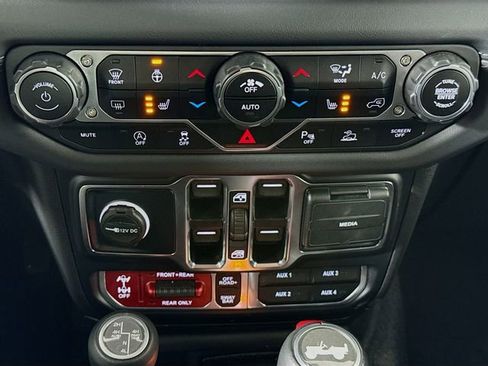 Used 2024 Jeep Wrangler Unlimited Rubicon image 16