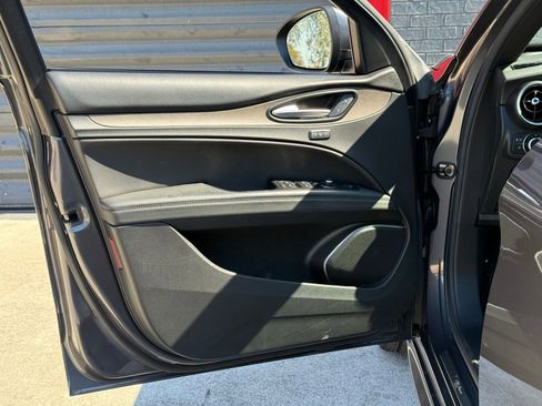 Used 2022 Alfa Romeo Stelvio Ti image 11