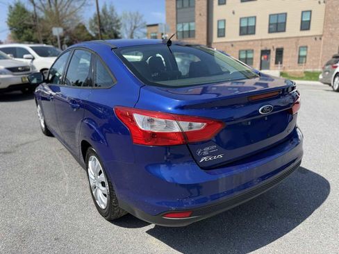 Used 2012 Ford Focus SE w/ SE Winter Pkg image 5