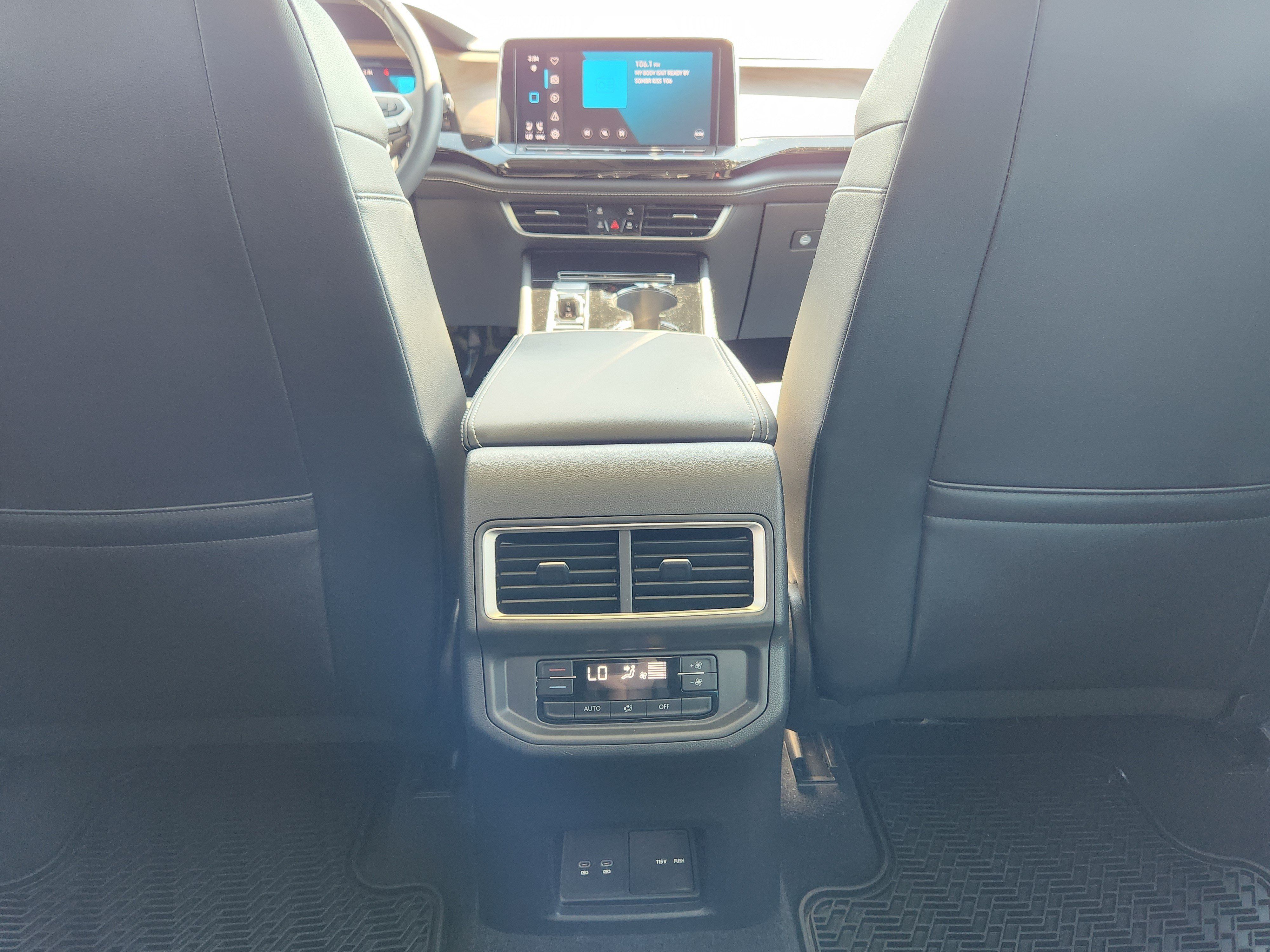 Used 2024 Volkswagen Atlas SE w/ Panoramic Sunroof Package FWD image 14