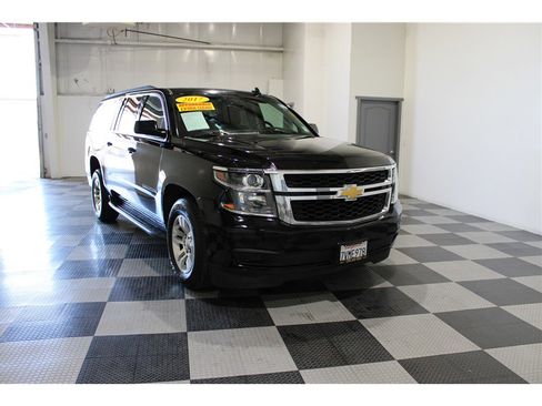 Used 2017 Chevrolet Suburban LT image 3