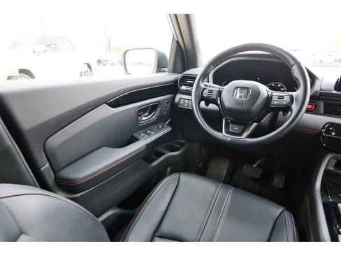 Used 2025 Honda Pilot TrailSport image 6