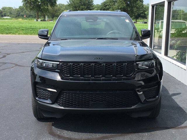 Used 2023 Jeep Grand Cherokee Altitude AWD/4WD image 4
