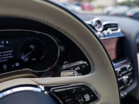 Used 2021 Bentley Bentayga AWD/4WD image 47