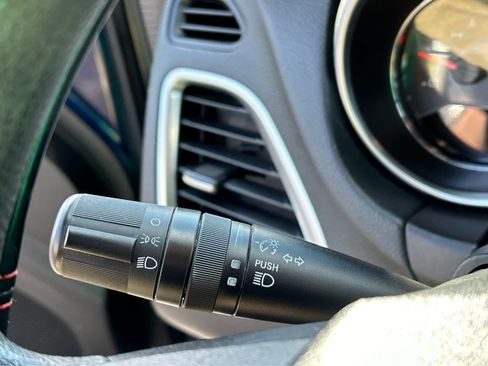 Used 2013 Dodge Avenger SE image 17