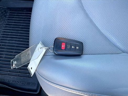 Used 2021 Toyota Highlander Limited image 11