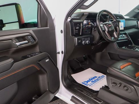Used 2024 GMC Sierra 2500 AT4 w/ AT4 Preferred Package image 3