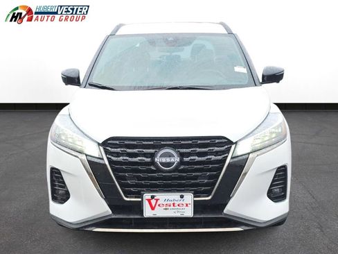 Used 2024 Nissan Kicks SR w/ SR Premium Package image 3