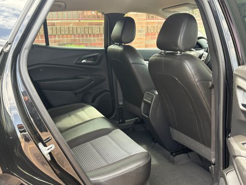 Used 2025 Chevrolet Trax LT FWD image 12