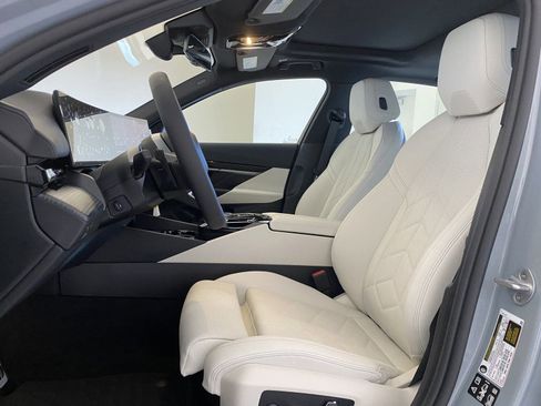 Used 2025 BMW 530i xDrive w/ M Sport Package image 4