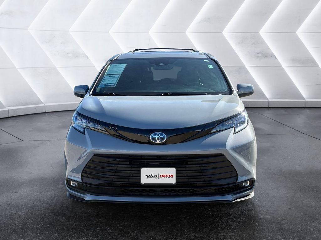 Used 2025 Toyota Sienna XLE Woodland Edition AWD/4WD image 2