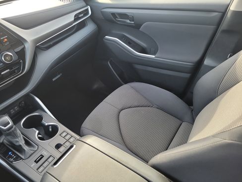 Used 2024 Toyota Highlander LE image 18