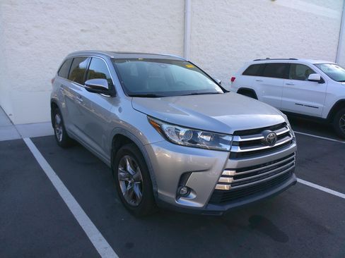 Used 2019 Toyota Highlander Limited Platinum image 3