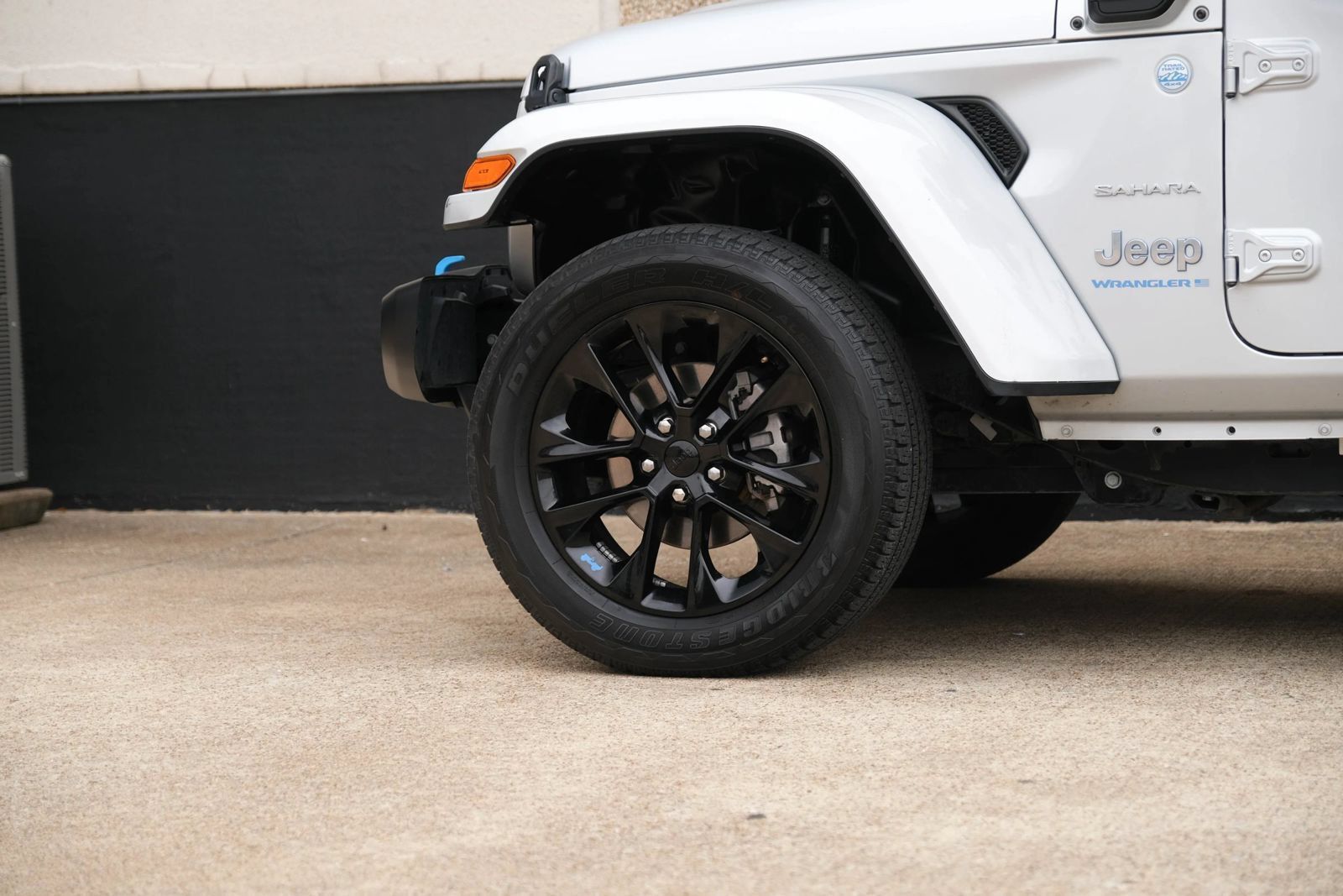Used 2023 Jeep Wrangler Unlimited Sahara AWD/4WD image 9