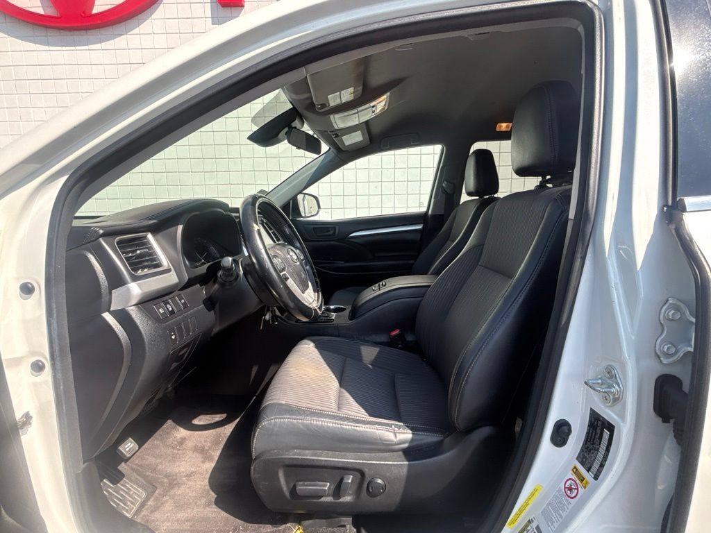 Used 2017 Toyota Highlander Plus FWD image 3