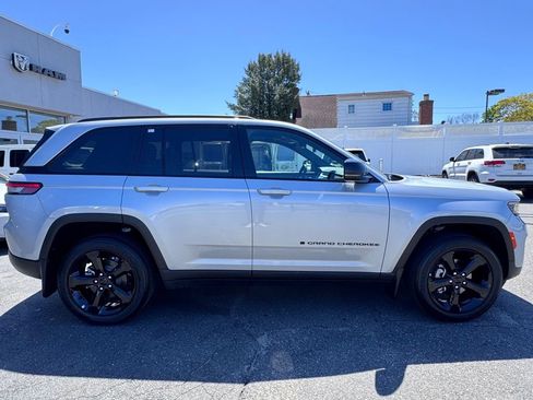 Used 2025 Jeep Grand Cherokee Altitude AWD/4WD image 8