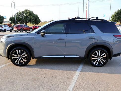 Certified 2023 Nissan Pathfinder Platinum FWD image 2