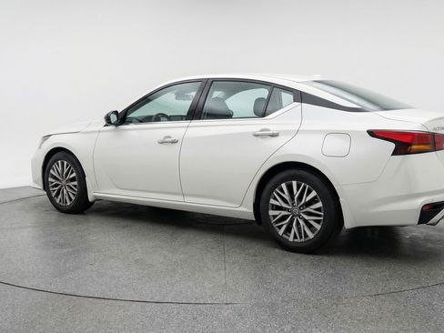 Used 2025 Nissan Altima 2.5 SV FWD image 6