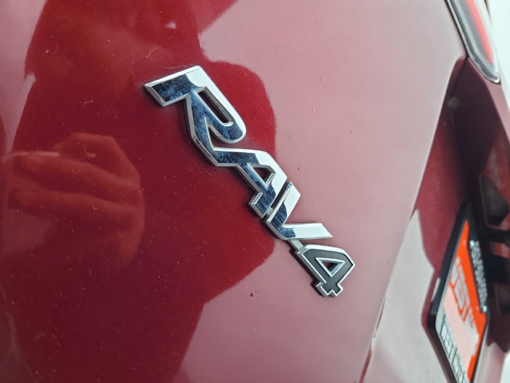 Used 2018 Toyota RAV4 LE AWD/4WD image 18