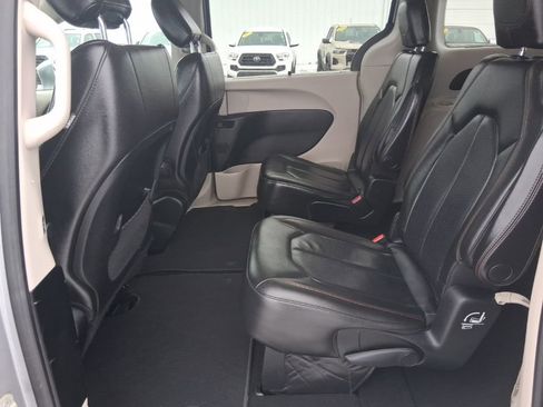 Used 2019 Chrysler Pacifica Touring-L image 19