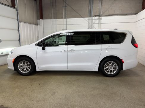 Used 2024 Chrysler Pacifica Touring-L FWD image 5