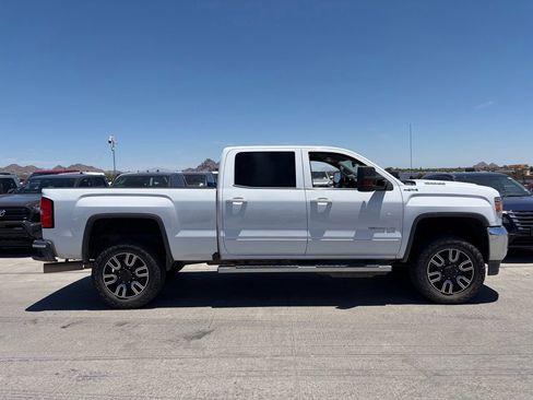 Used 2018 GMC Sierra 2500 SLE w/ SLE Preferred Package AWD/4WD image 2