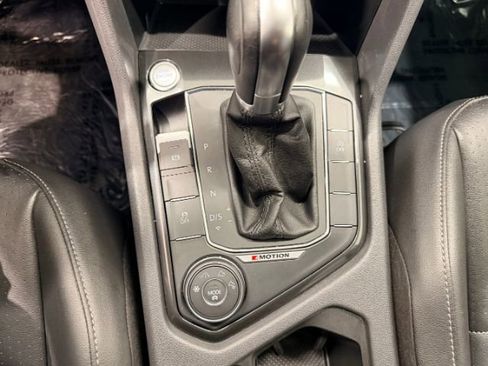 Used 2018 Volkswagen Tiguan SE AWD/4WD image 33