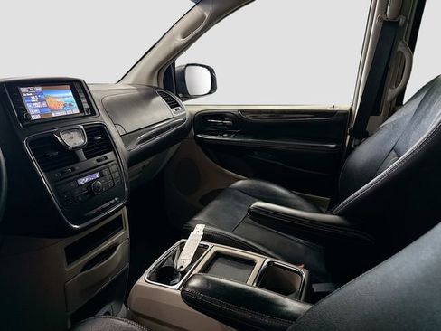 Used 2016 Chrysler Town & Country Touring w/ Driver Convenience Group image 23