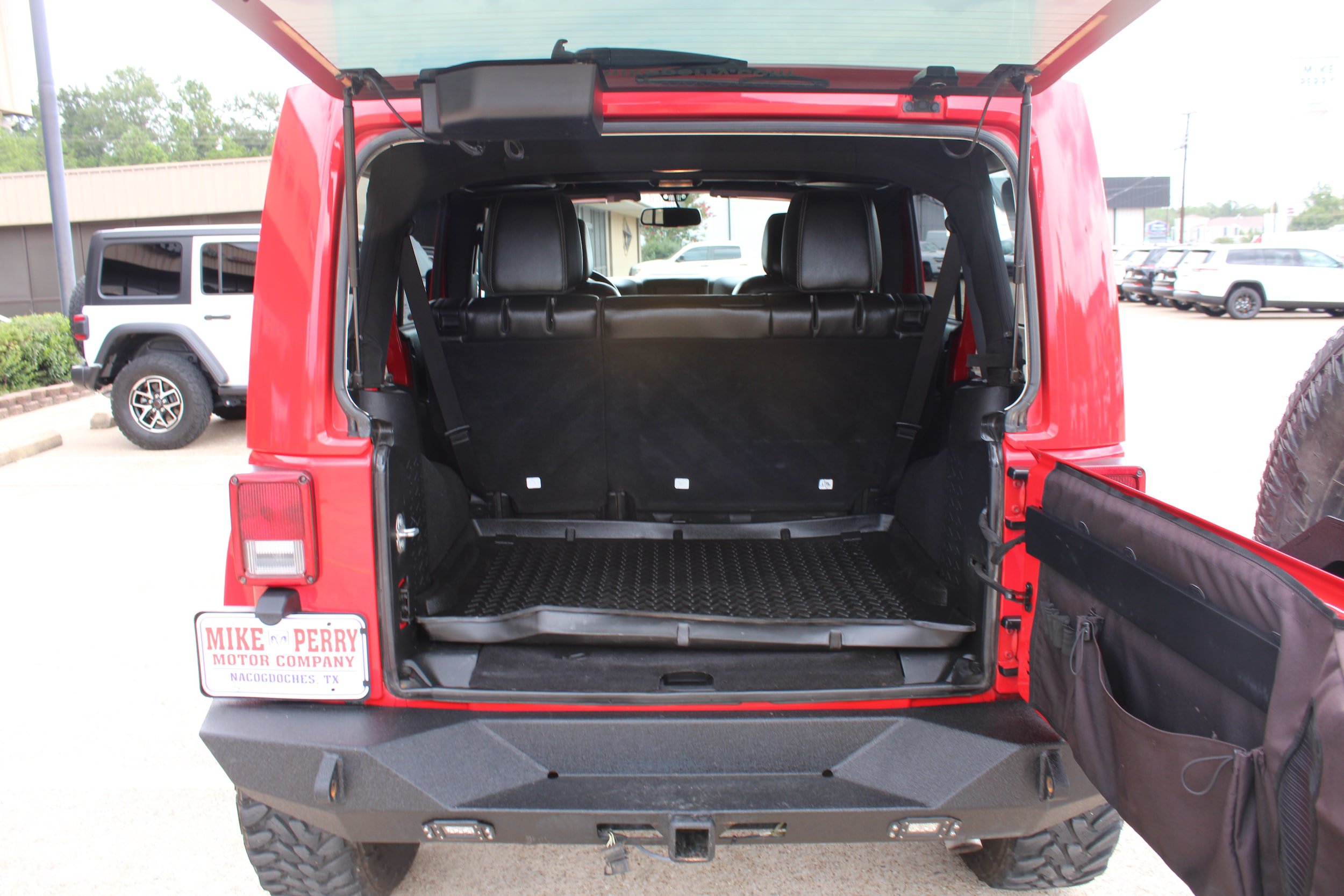 Used 2015 Jeep Wrangler Unlimited Rubicon w/ Connectivity Group AWD/4WD image 21