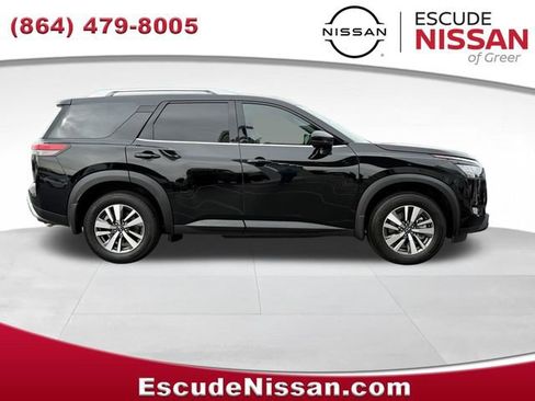 Used 2025 Nissan Pathfinder SL image 2
