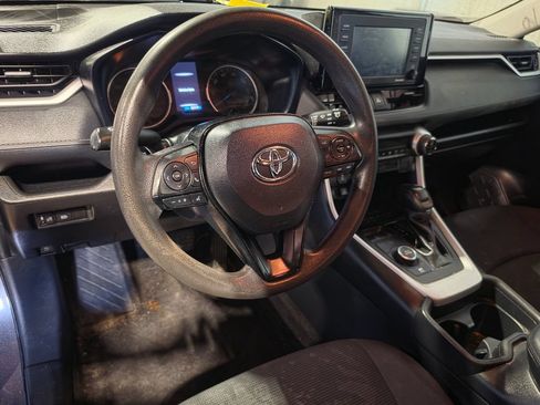 Used 2021 Toyota RAV4 LE AWD/4WD image 4