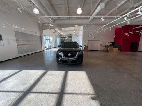 Used 2025 Nissan Pathfinder SV image 16