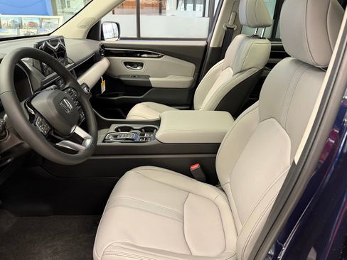 New 2025 Honda Pilot Touring image 9