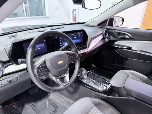 Used 2025 Chevrolet Trax LT w/ LT Convenience Package image 10