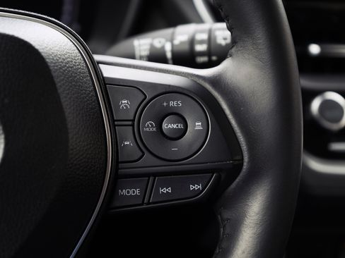 Used 2024 Toyota Corolla Cross XLE image 21