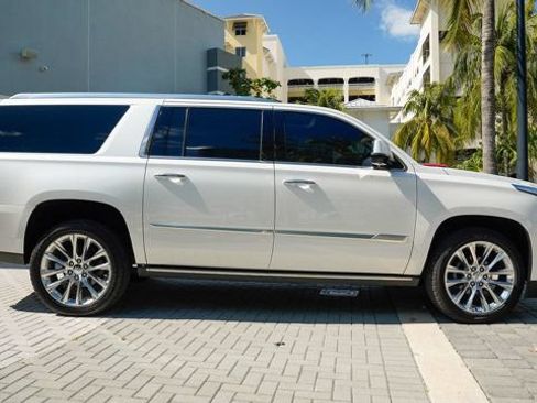 Used 2019 Cadillac Escalade ESV Premium Luxury RWD image 29