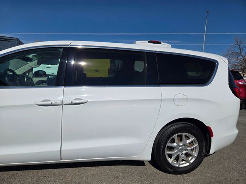 Used 2022 Chrysler Voyager LX FWD image 10