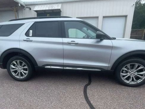 Used 2023 Ford Explorer XLT w/ Equipment Group 202A AWD/4WD image 9
