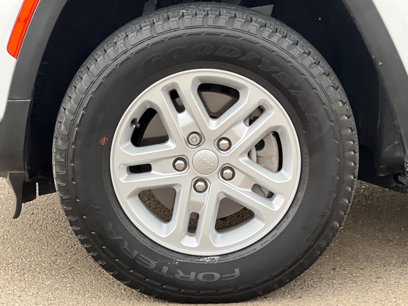 Used 2023 Jeep Grand Cherokee Laredo AWD/4WD image 36