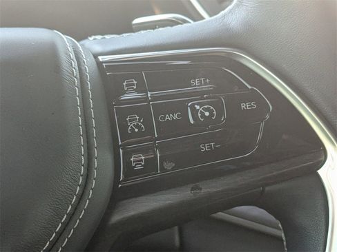 Used 2022 Jeep Grand Cherokee Overland w/ Luxury Tech Group IV image 20